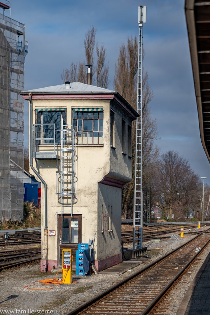kleiner Turm mit dem Stellwerk am Inselbahnhof in Lindau