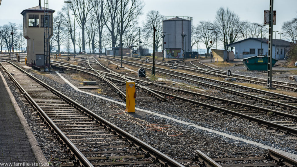 Inselbahnhof Lindau mit unterbrochenen Gleisen und im Hintergrund das Stellwerk in einem kleinen turmartigen Gebäude