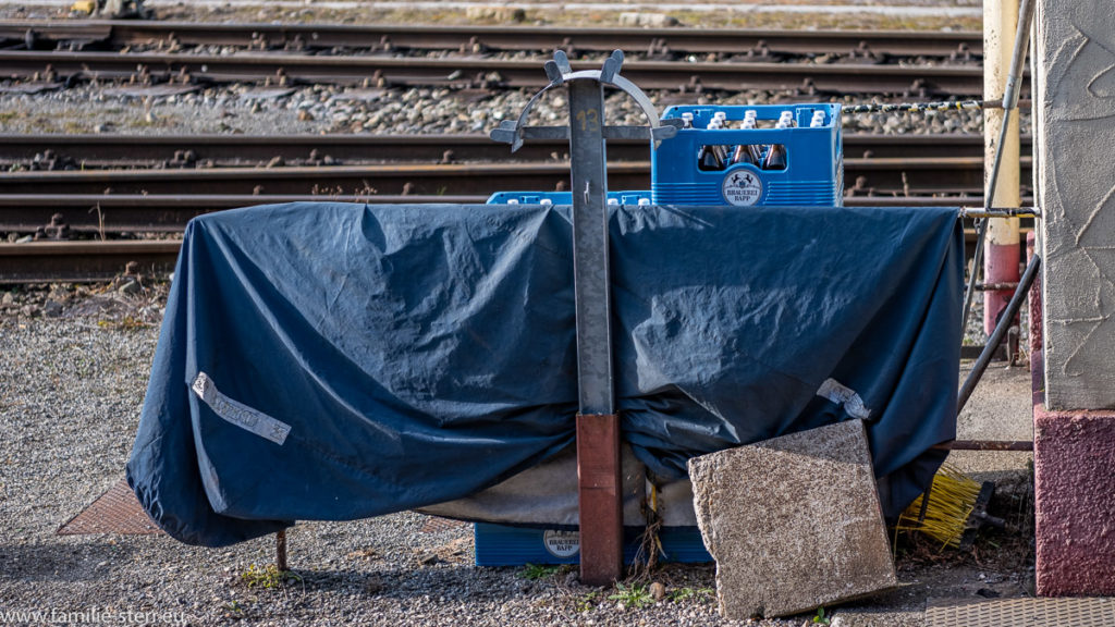 versteckte Getränkekisten hinter dem Stellwerk am Inselbahnhof Lindau