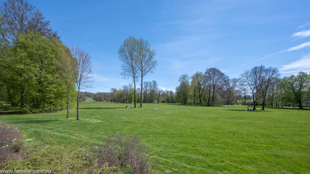 Ausblick vom Neuen Schloss in den weitläufigen Schlosspark