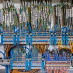 viele Kabel im Schaltschrank