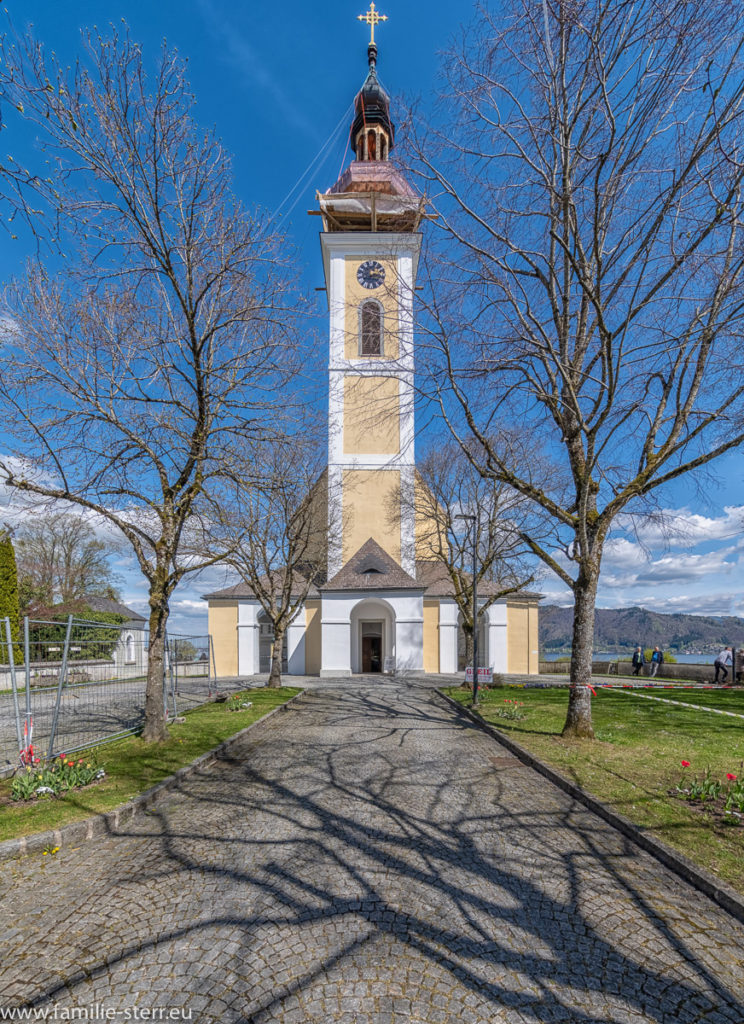 Fassade und Turm der Kirche Maria Attersee
