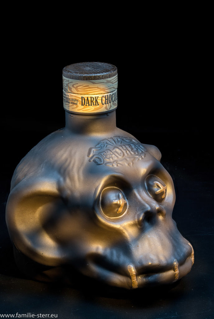 Flasche in Form eines Affenkopfs für einen Deadhead-Rum mit Schokoladengeschmack