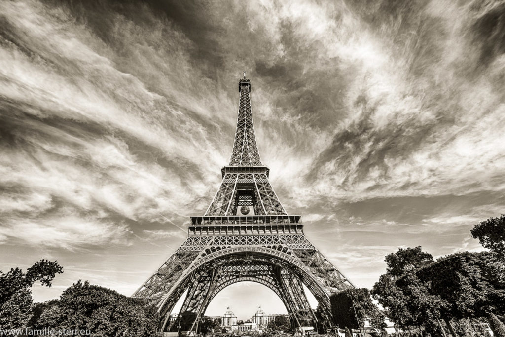 der Eiffelturm vor einem spektakulären Himmel in schwarz/weiss