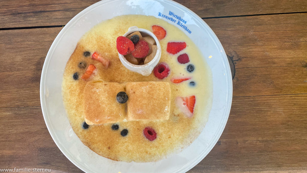 zwei Dampfnudeln mit Vanillesoße im Wirtshaus Kreuzeder in Erding