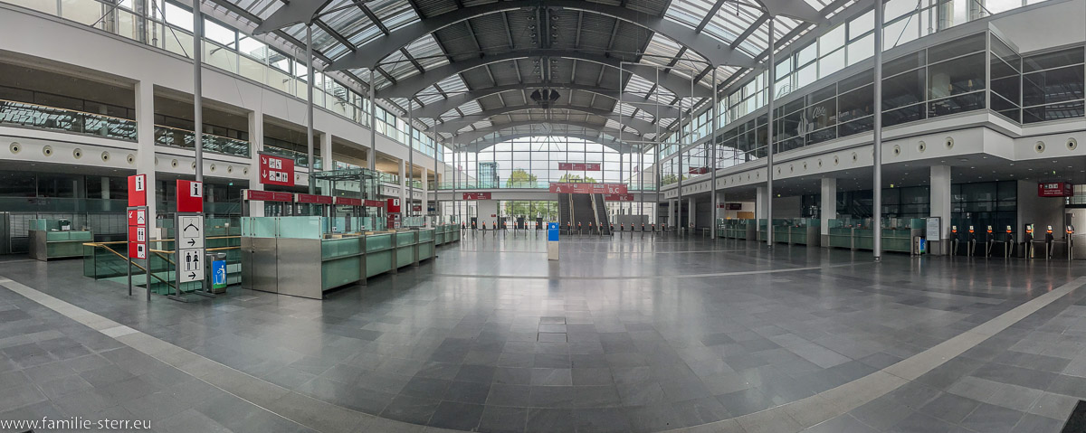menschenleerer Eingangsbereich Ost der Messe München
