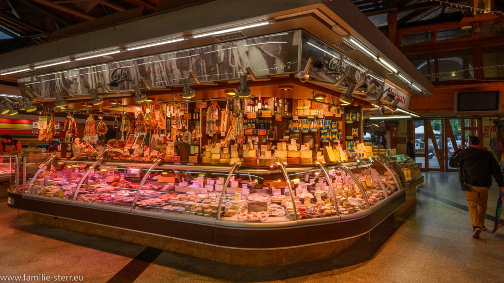 Stand an einem Fischmarkt in Barcelona
