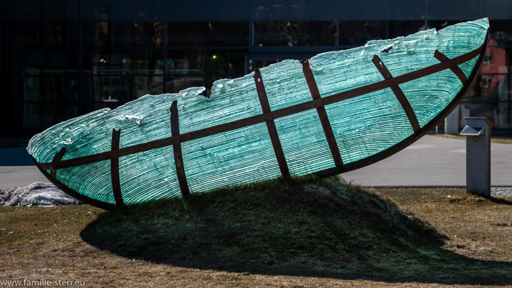 im Sonnenlicht strahlendes gläsernes Boot von Ronald Fischer in den Gläsernen Gärten Frauenau