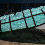 im Sonnenlicht strahlendes gläsernes Boot von Ronald Fischer in den Gläsernen Gärten Frauenau