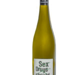 eine Flasche Riesling "Sex Drugs Rock'n Roll" von Emil Bauer in der Pfalz