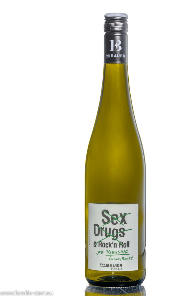 eine Flasche Riesling "Sex Drugs Rock'n Roll" von Emil Bauer in der Pfalz