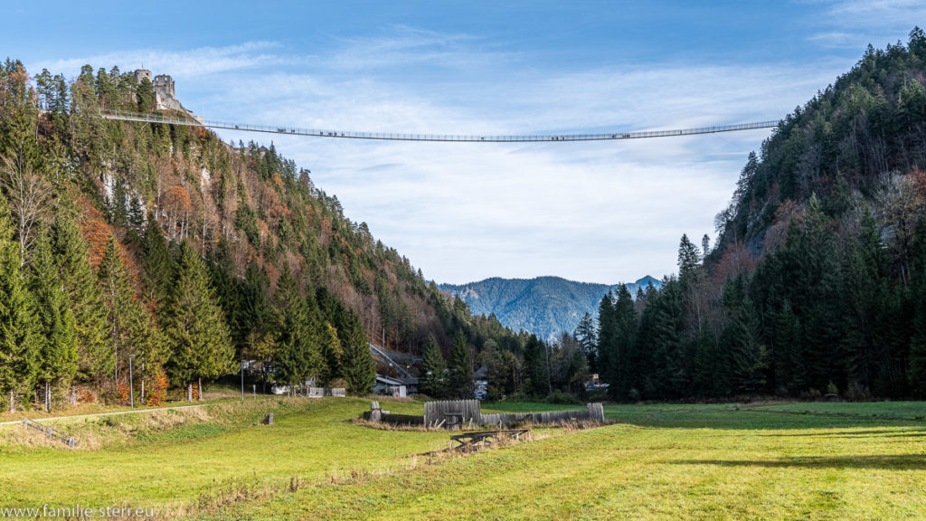 Blick durch das Tal auf die Hängebrücke zwischen Burg Ehrenberg und dem Fort Claudia - Highline 170