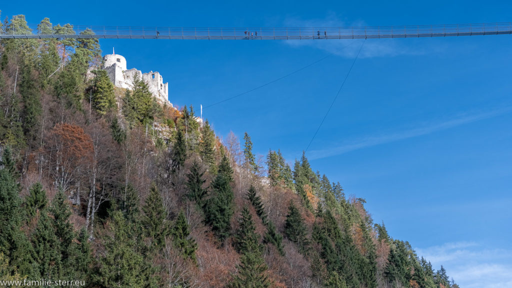 Fußgänger auf der Highline 179 - Hängebrücke bei der Burg Ehrenberg