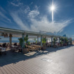 Coktailbar am Strand von Barcelona bei strahlendem Sonnenschein