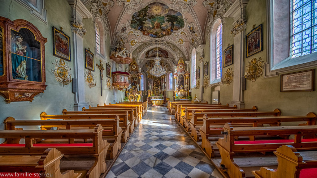 Kirchenschiff der kleinen Kirche in Ampass / Tirol