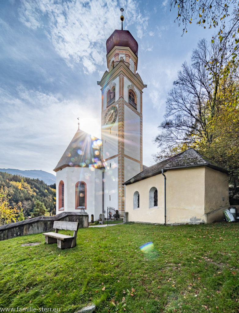 die Sonne strahlt über der Kirche St. Johannes in Ampass/Tirol