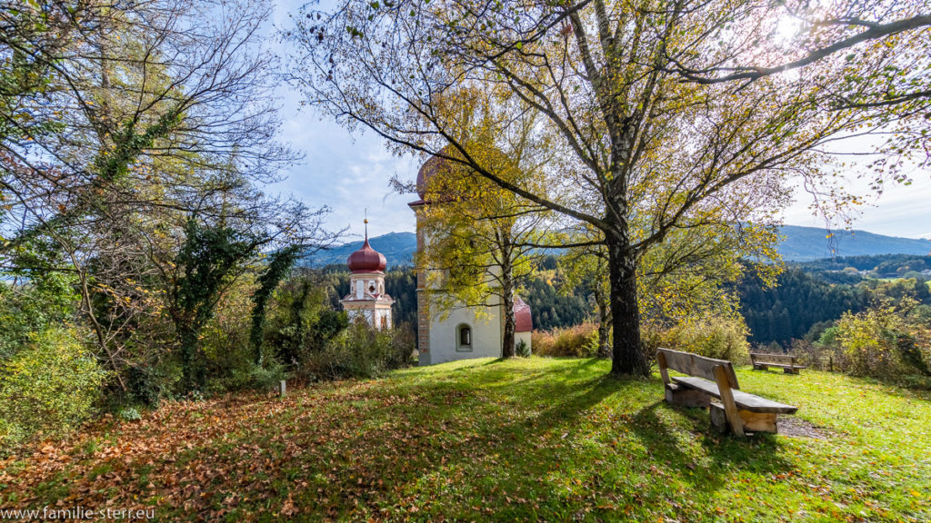 auf dem Hügel oberhalb der Kirchen St. Johannes sieht man den Glockenturm auf dem Hügel und dahinter den Turm der Kirche selbst