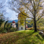 auf dem Hügel oberhalb der Kirchen St. Johannes sieht man den Glockenturm auf dem Hügel und dahinter den Turm der Kirche selbst