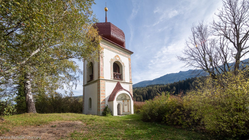 Glockenturm mit Marienkapelle auf dem Hügel oberhalb der Pfarrkirche St. Johannes in Ampass/Tirol