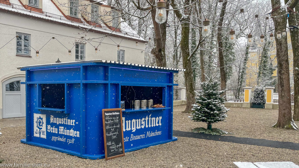 ein Glühnweinstand in der Form eines überdimensionalen blauen Augustiner - Bierkastens