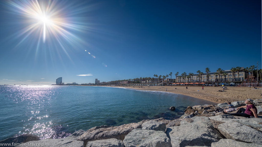 strahlende Sonne über dem Strand in Barcelona im Spätherbst