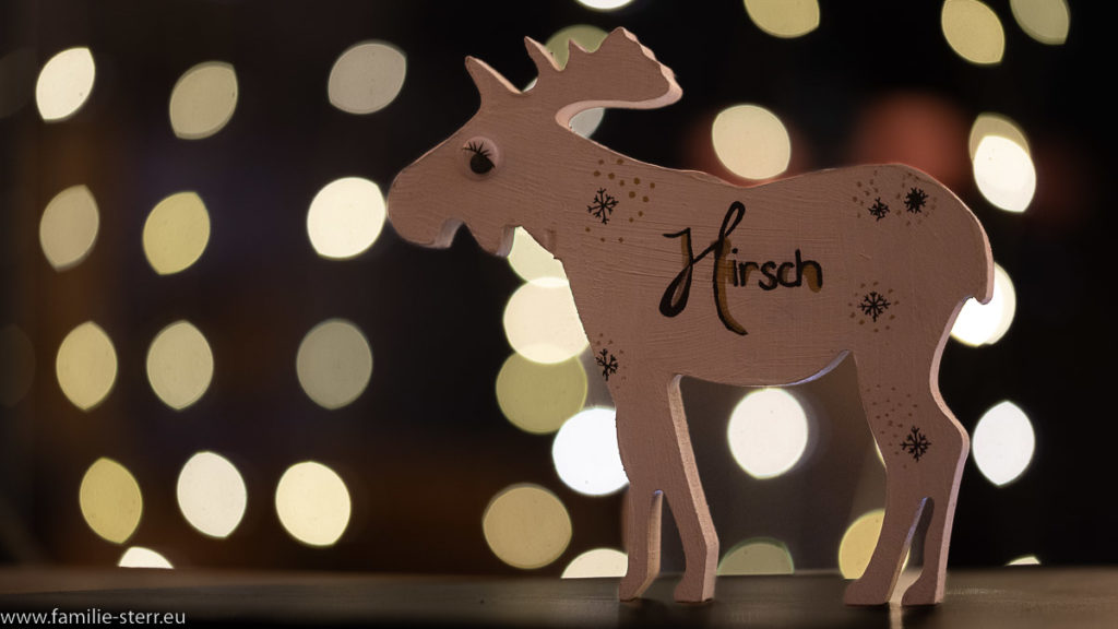 ein aus Holz gebastelter Elch mit der Aufschrift "Hirsch"