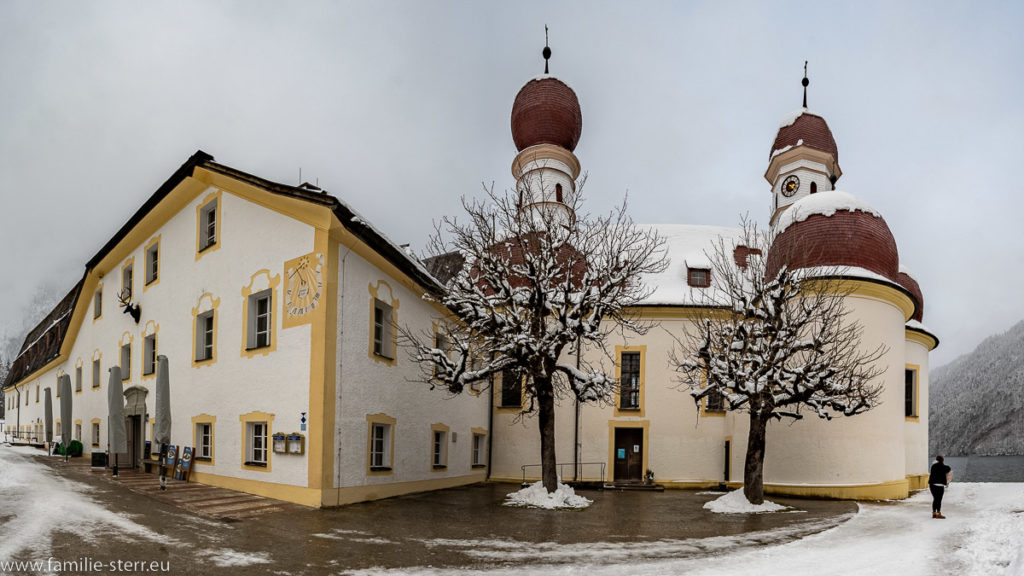 Kirche und Jagdschloss St. Bartholomä am Königssee im Winter