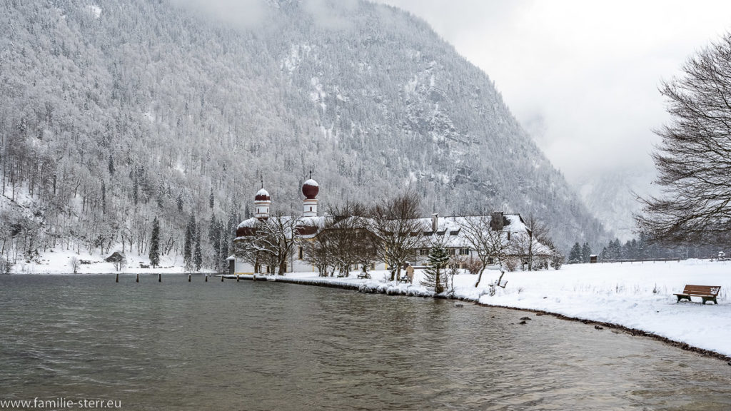 winterliche Landschaft vor der Halbinsel St. Batholomä am Königssee