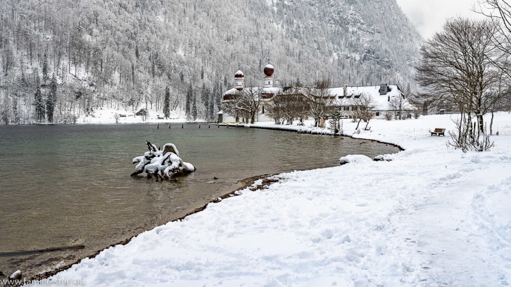 winterliche Landschaft vor der Halbinsel St. Batholomä am Königssee