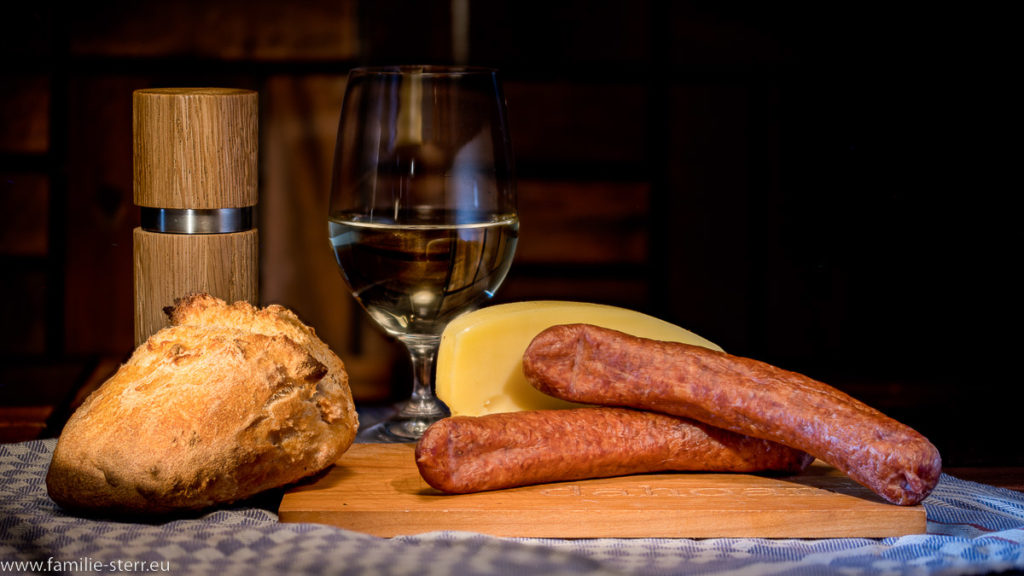 Stilleben: Astrids Bürli - Semmeln mit Polnischen, Käse und einem Glas Weißwein