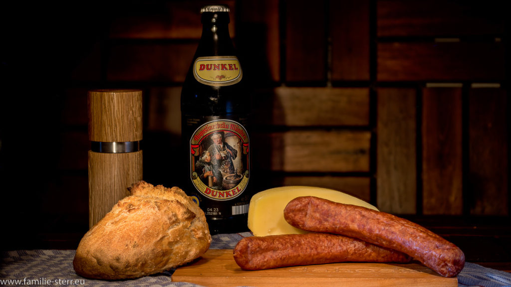 Astrids Bürlis (Semmeln) und dazu Wurst, Käse und Augustiner Dunkel - die perfekte Brotzeit