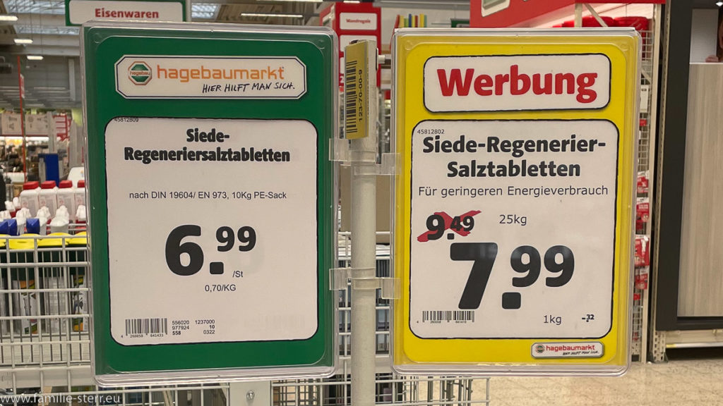 Schild mit einem besonderen Preisangebot für Regeneriersalz im Baumarkt