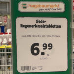 Schild mit einem besonderen Preisangebot für Regeneriersalz im Baumarkt