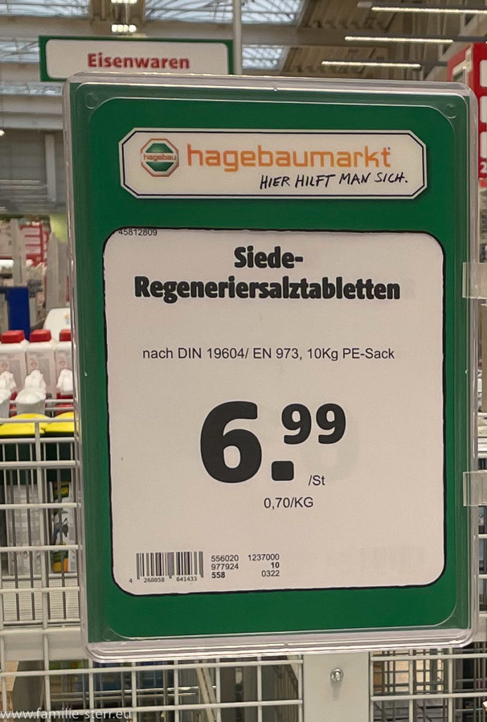 Schild mit einem besonderen Preisangebot für Regeneriersalz im Baumarkt