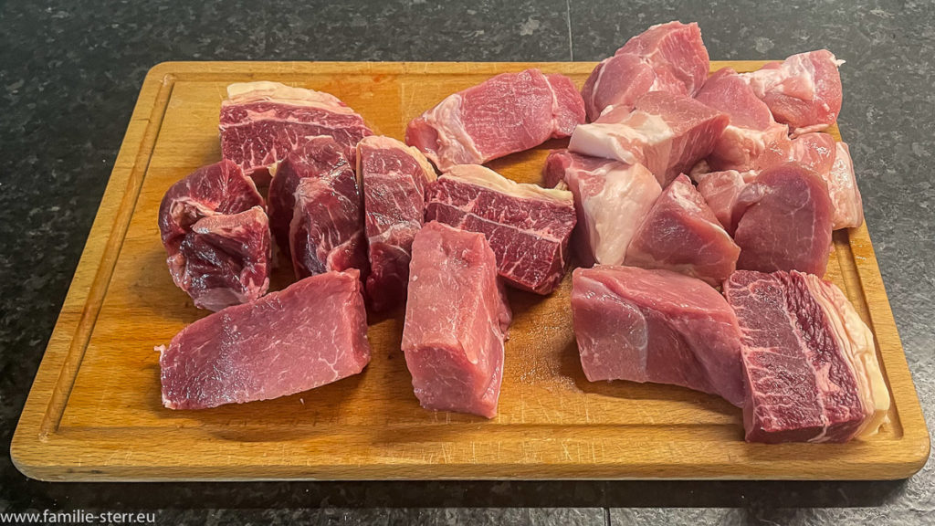 Schweinefleisch und Rindfleisch in Stücke geschnitten für den Fleischwolf