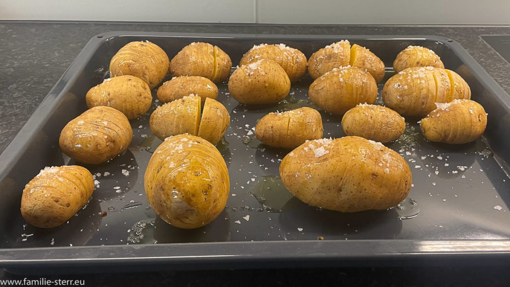 Fächerkartoffeln mit Salzflocken auf einem Backblech