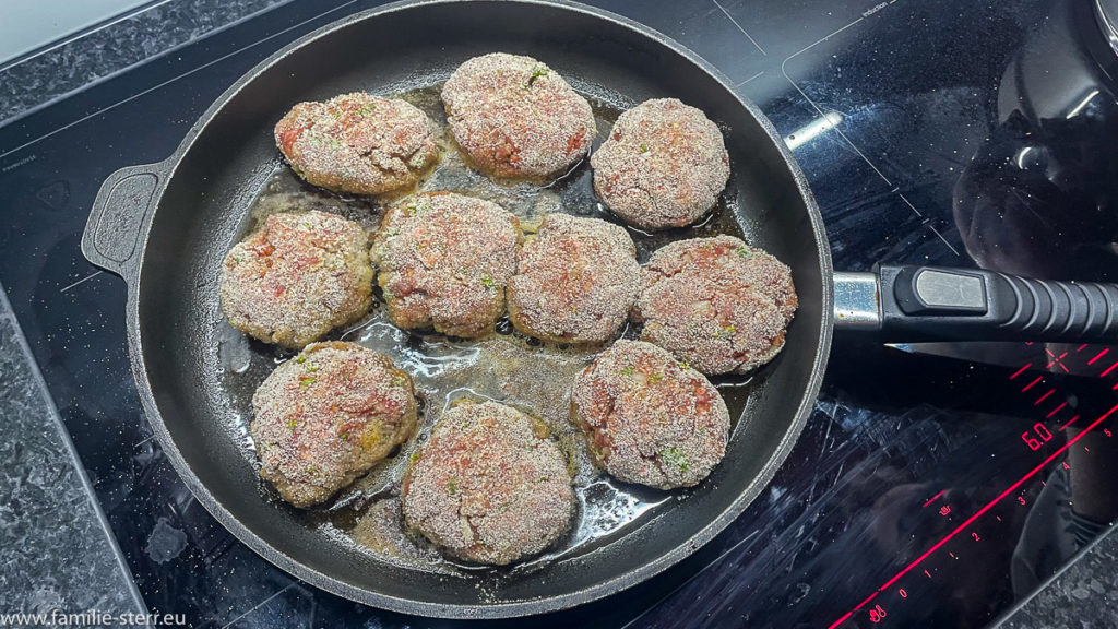 Fleichpflanzerl braten in einer Pfanne