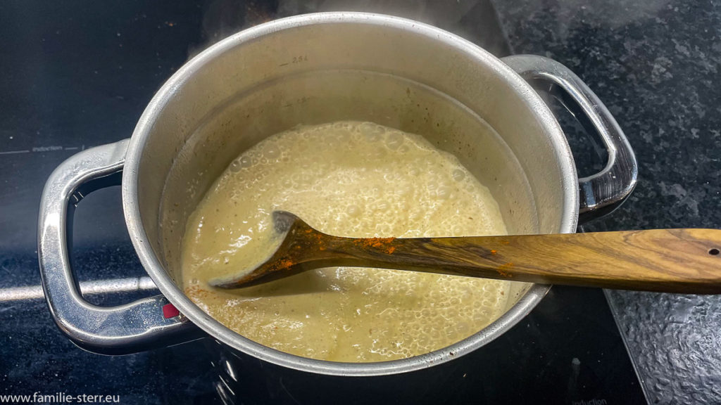 Sahnesoße für das Bohnengemüse