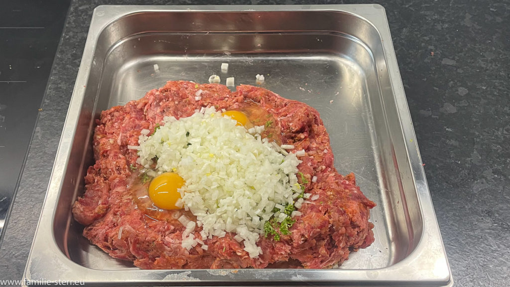 Hackfleisch mit den Zutaten