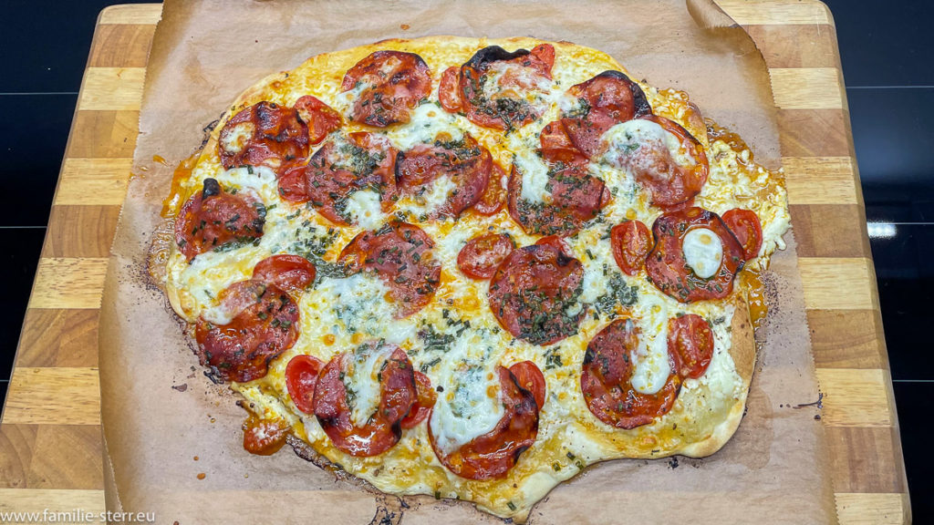 Flammkuchen mit Chorizo und frischen Tomaten