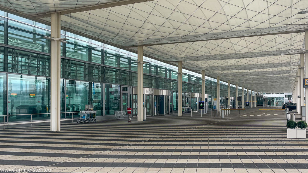 die Vorfahrt zum Terminal 2 am Flughafen München - menschenleer wegen eines Streiks