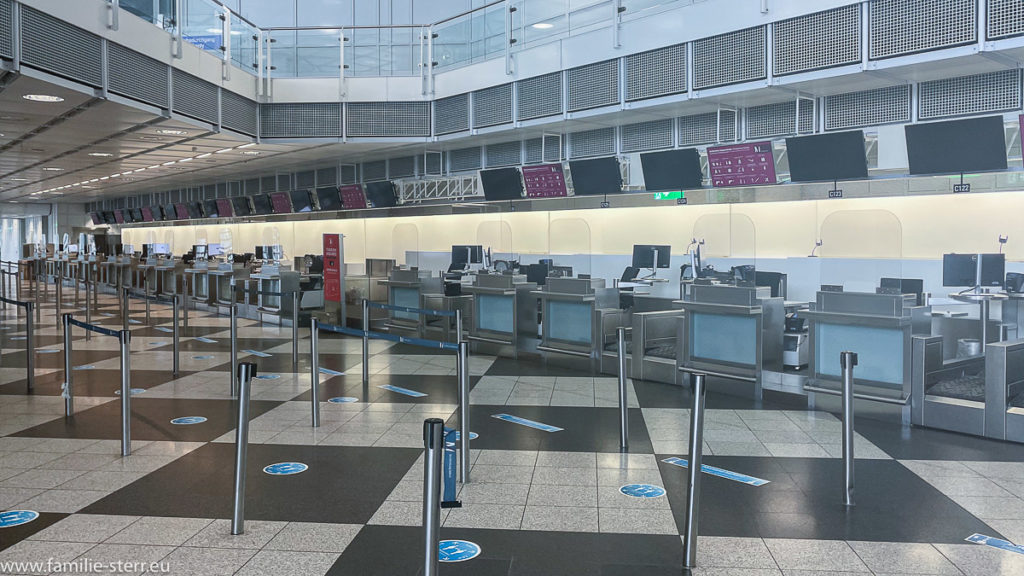 keine Menschen an den Check-In-Schaltern im Terminal 1 am Flughafen München
