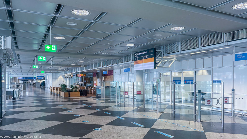 kein Mensch im Ankunftsbereich B / Terminal 1 am Flughafen München