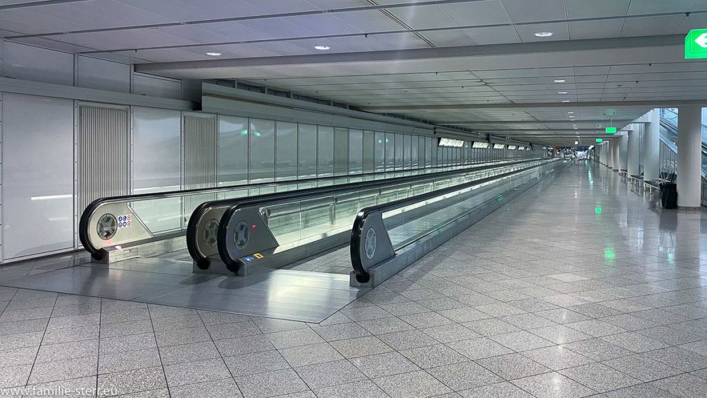 Transfertunnel im Terminal 1 - ruhig und verlassen
