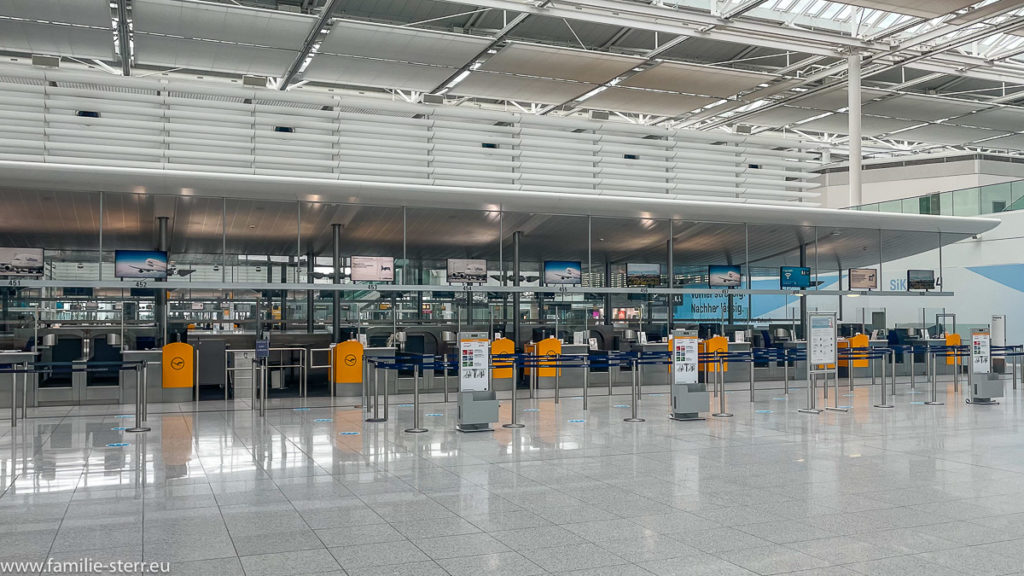 menschenleerer Abfertigungsbereich im Terminal 2 am Flughafen München