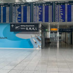 Anzeigetafel im Terminal 2 am Flughafen München - alle Flüge fallen wegen eines Streiks aus