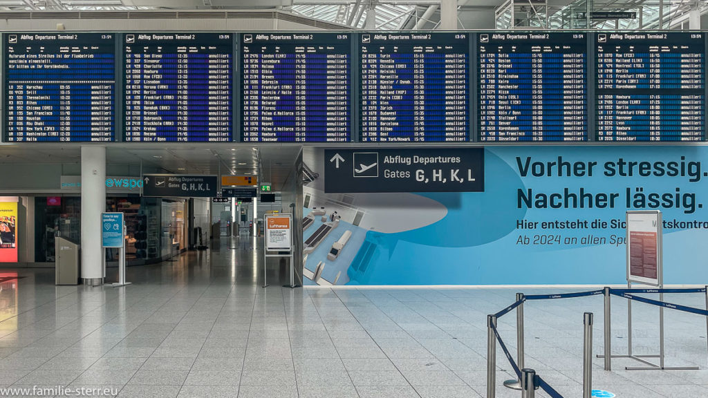 Anzeigetafel im Terminal 2 am Flughafen München - alle Flüge fallen wegen eines Streiks aus