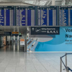 Anzeigetafel im Terminal 2 am Flughafen München - alle Flüge fallen wegen eines Streiks aus
