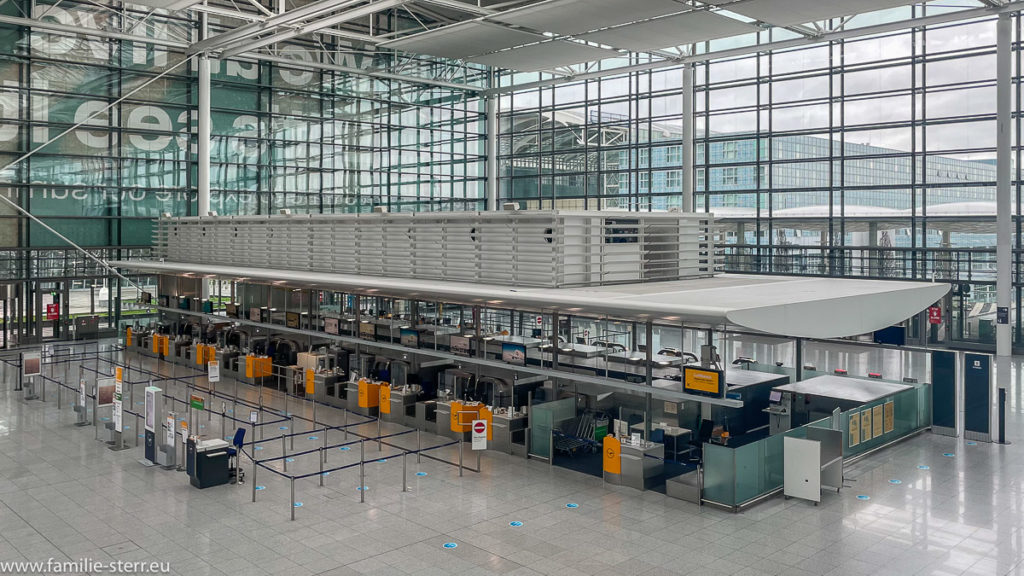 menschenleerer Abfertigungsbereich im Terminal 2 am Flughafen München