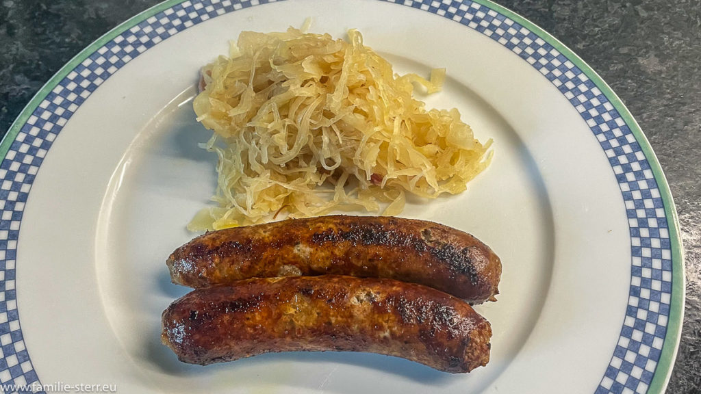 zwei fränkische Bratwürste mit Sauerkraut